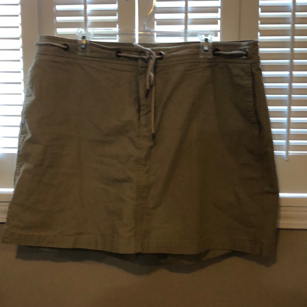 Dockers size 20W beige skort.